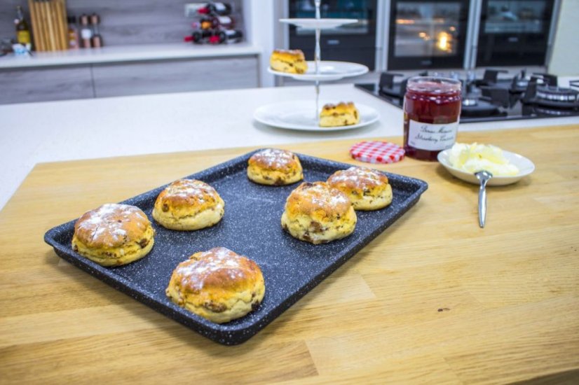 Eaziglide NS2 37cm Baking Tray Lifestyle 5 01